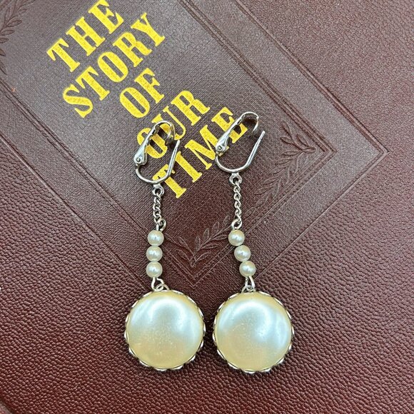 Vintage 1970s Sarah Coventry Clip-On Earrings with Flat Faux Pearls - Picture 7 of 8